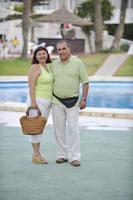 contento gli anziani coppia su spiaggia foto