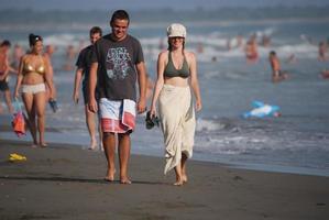 contento coppia a piedi su spiaggia foto