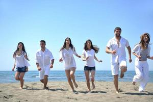 contento giovane persone gruppo avere divertimento su spiaggia foto