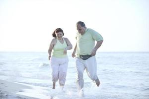 contento gli anziani coppia su spiaggia foto