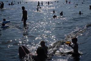 folla su spiaggia foto