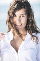 contento giovane donna su spiaggia foto