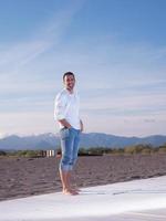 giovane coppia su spiaggia avere divertimento foto