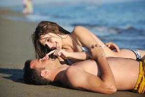 contento giovane coppia avere romantico tempo su spiaggia foto