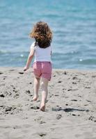 piccolo ritratto di bambina sulla spiaggia foto