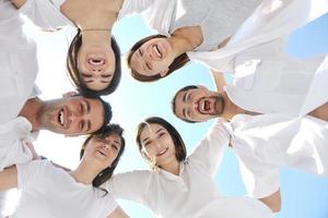 gruppo di contento giovane persone nel avere divertimento a spiaggia foto