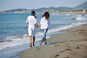 contento giovane coppia avere divertimento a bellissimo spiaggia foto