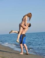 contento giovane coppia avere romantico tempo su spiaggia foto