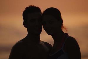 romantico coppia su spiaggia foto