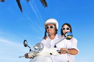 ritratto di contento giovane amore coppia su scooter godendo estate tempo foto