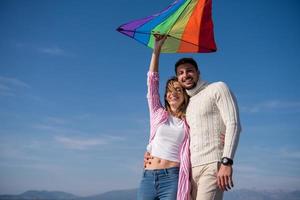 coppia godendo tempo insieme a spiaggia foto