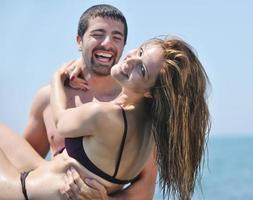 contento giovane coppia avere romantico tempo su spiaggia foto