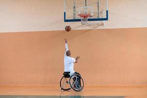 un' foto di un' guerra veterano giocando pallacanestro nel un' moderno gli sport arena. il concetto di sport per persone con disabilità