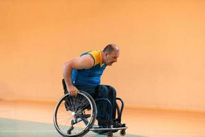 Disabilitato guerra veterani nel azione mentre giocando pallacanestro su un' pallacanestro Tribunale con professionale gli sport attrezzatura per il Disabilitato foto