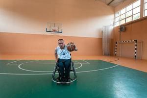 un' foto di un' guerra veterano giocando pallacanestro nel un' moderno gli sport arena. il concetto di sport per persone con disabilità