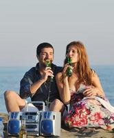 contento giovane coppia avere romantico tempo su spiaggia foto