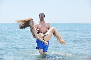 contento giovane coppia avere romantico tempo su spiaggia foto