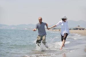 la giovane coppia felice si diverte sulla spiaggia foto