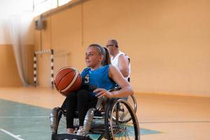 un' giovane donna giocando sedia a rotelle pallacanestro nel un' professionale squadra. Genere uguaglianza, il concetto di gli sport con disabilità. foto