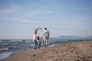 contento famiglia godendo vecazione durante autunno giorno foto