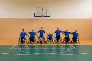 foto di il pallacanestro squadra di guerra invalidi con professionale gli sport attrezzatura per persone con disabilità su il pallacanestro Tribunale