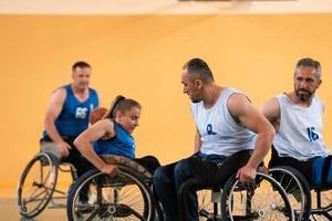 Disabilitato guerra veterani nel azione mentre giocando pallacanestro su un' pallacanestro Tribunale con professionale gli sport attrezzatura per il Disabilitato foto