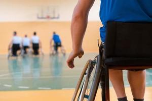 vicino su foto di sedie a rotelle e portatori di handicap guerra veterani giocando pallacanestro su il Tribunale