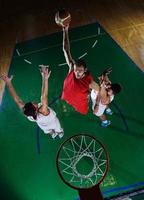 giocatore di basket in azione foto