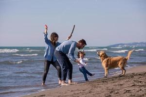 contento giovane famiglia godendo vecazione durante autunno giorno foto