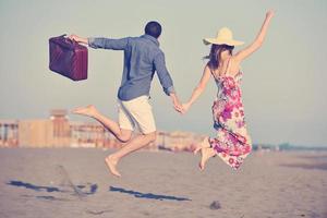 coppia su spiaggia con viaggio Borsa foto