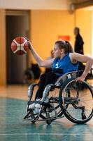 foto di il pallacanestro squadra di guerra invalidi con professionale gli sport attrezzatura per persone con disabilità su il pallacanestro Tribunale