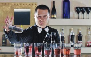 professionista barista preparare coctail bevanda su festa foto