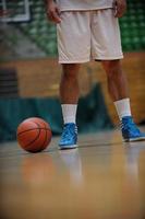 palla da basket e rete su sfondo nero foto