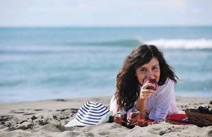 contento giovane donna su spiaggia foto