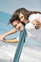 contento giovane coppia avere divertimento a bellissimo spiaggia foto