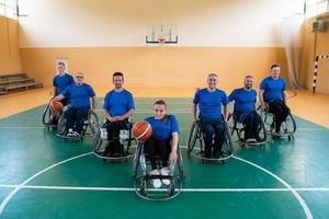 foto di il pallacanestro squadra di guerra invalidi con professionale gli sport attrezzatura per persone con disabilità su il pallacanestro Tribunale