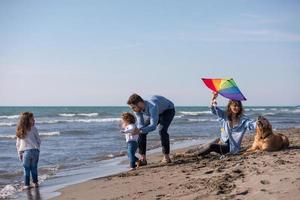 contento giovane famiglia godendo vecazione durante autunno giorno foto