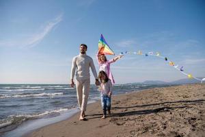 contento famiglia godendo vecazione durante autunno giorno foto