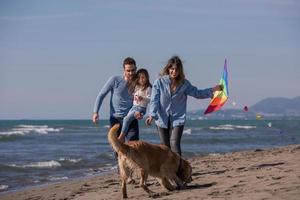 contento giovane famiglia godendo vecazione durante autunno giorno foto