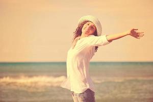 contento giovane donna su spiaggia foto