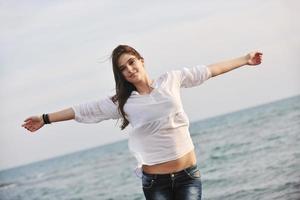 giovane donna godere su spiaggia foto