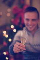 giovane uomo con Champagne bicchiere su festa foto