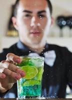 professionista barista preparare coctail bevanda su festa foto