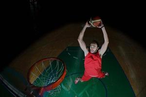 giocatore di basket in azione foto