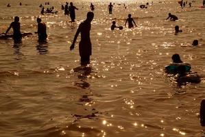 folla su spiaggia foto