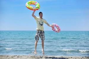 uomo rilassare su spiaggia foto