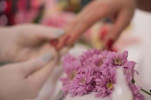 donna mani ricevente un' manicure foto