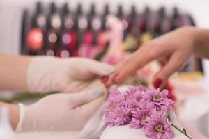 donna mani ricevente un' manicure foto