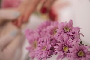 donna mani ricevente un' manicure foto