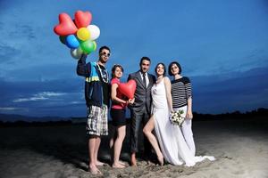 contento giovane persone gruppo avere divertimento su spiaggia foto